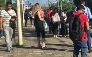 Guasto blocca treno Trenord nel Milanese passeggeri sui binari