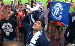 Maradona, fan bielorussi in delirio allo stadio di Brest