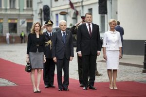 Mattarella in Lettonia, la visita al Castello di Riga