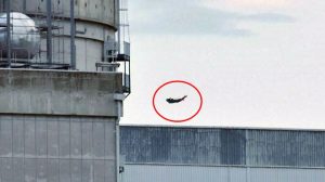 drone-Superman contro una centrale nucleare