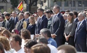 Barcellona commemora le vittime dell'attentato, polemiche sul re