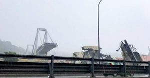 Crolla ponte Morandi su autostrada Genov