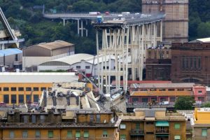 Genova-crolla-parte-di-un-ponte-sullA10-si-scava-tra-le-macerie-9-630x420