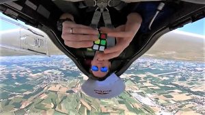 Il cubo di Rubik a testa in giù, in aliante con Luca Bertossio