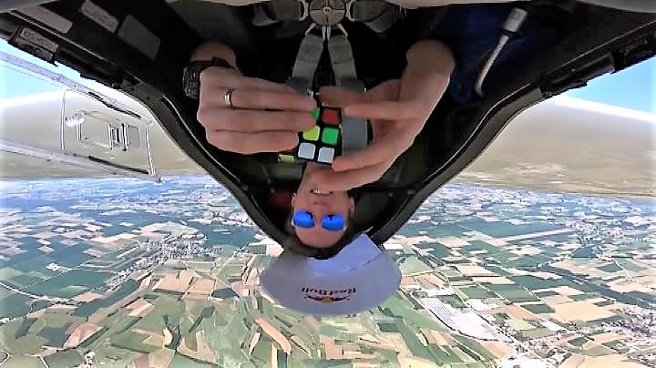 Il cubo di Rubik a testa in giù, in aliante con Luca Bertossio