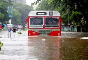 India, le piogge dei monsoni si abbattono su Mumbai