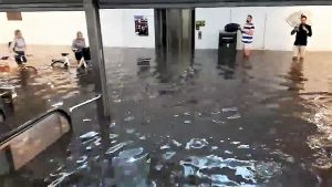 Mega guasto alla metro di Parigi, oltre 3000 passeggeri evacuati