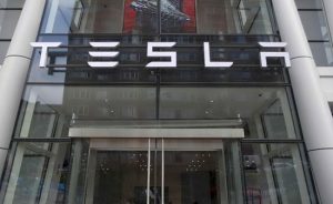 Tesla resta quotata in borsa