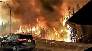 Canada, la lotta dei vigili del fuoco con il tornado di fuoco (2)