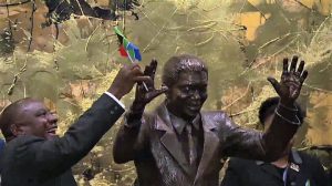 Il momento in cui viene inaugurata la statua di Mandela all'Onu