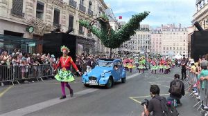 Lione danza per la pace, migliaia di persone ballano in strada (2)