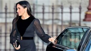 Meghan che chiude la portiera