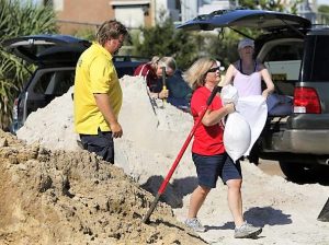 Sacchi di sabbia per prepararsi all'uragano a Isle of Palms, South Carolina (2)