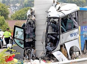 Spagna, autobus si schianta contro pilastro di un ponte