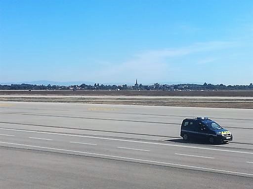 Entra sulla pista in auto, folle inseguimento all’aeroporto