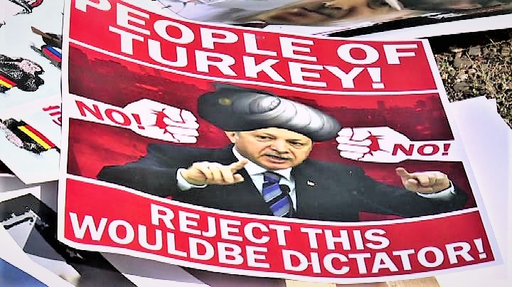 proteste contro la visita di Erdogan in Germania