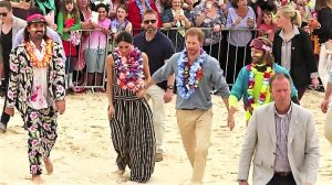 Australia, Harry e Meghan scalzi tra i surfisti a Bondi Beach