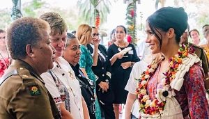 Meghan incanta in abiti tradizionali, in visita alle isole Fiji