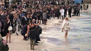 Parigi, sfilata in spiaggia per Chanel