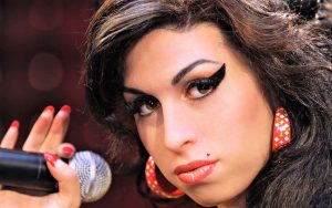 Winehouse sul palco con forma di ologramma