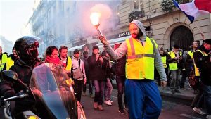 In Francia la protesta dei gilet gialli contro caro benzina