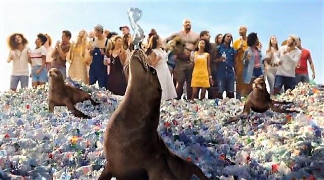 L'irriverente video di Sodastream contro la plastica usa e getta