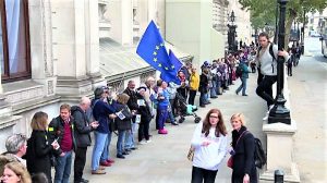 Londra, una lunga catena umana contro la Brexit