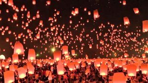 Spettacolo notturno in Thailandia, migliaia di lanterne in cielo