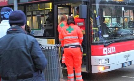 Su bus si getta liquido sulle gambe, scatta l'allarme