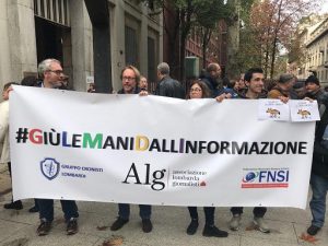 #GiùLeManiDallInformazione, il flash mob dei giornalisti a Milano