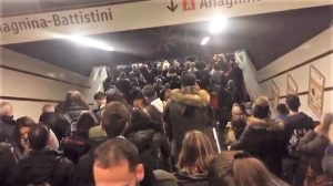 Caos metro a Roma, la fila impossibile dei passeggeri a Termini