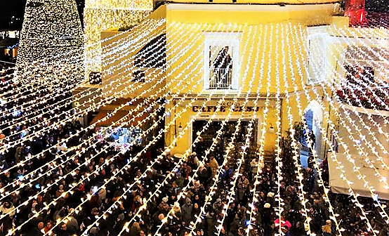 Lo spettacolo dell'accensione delle luminarie natalizie abbinato al consolidato appuntamento con il gemellaggio con la Val di Sole.