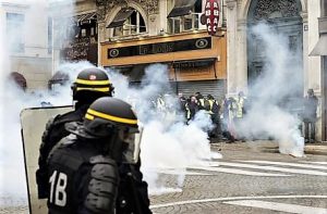 Gilet gialli: centinaia a Montmartre, chiudono negozi