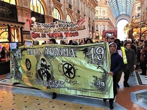 Proteste/Contro Salvini i gilet gialli e Cub in piazza della Scala