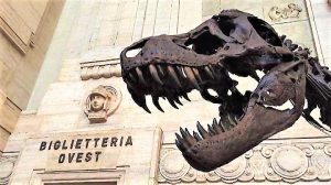 Un T-Rex a Milano Centrale la stazione ha un nuovo ospite