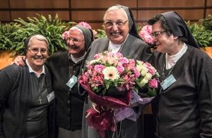 In primo piano, madre Yvonne Reungoat, presidente dell’Unione Superiore Maggiori d’Italia (Usmi)