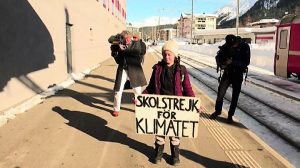 L'attivista per il clima svedese Greta Thunberg scuote Davos