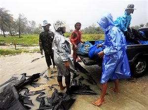 Migliaia di turisti bloccati in Thailandia per la tempesta Pabuk