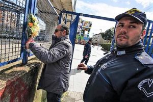 Vigilante ucciso: fiori davanti cancello stazione metrò.