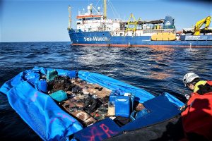 Migranti, operazione di salvataggio da parte della nave olandese Sea Watch 3 al largo delle coste libiche