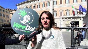 Cannabis legale, flash mob Radicali italiani davanti Montecitorio