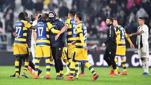 Il Parma festeggia l'impresa all'Allianz Stadium