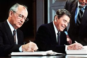 Il presidente degli Stati Uniti Ronald Reagan (destra) e l'allora leader dell'Unione Sovietica, Michail Gorbaciov