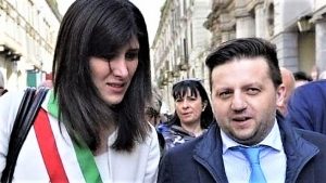 La sindaca Chiara Appendino con l'ex portavoce Luca Pasquaretta