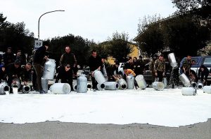 Pastori-protesta-latte-Sardegna-Ballao-1132x670