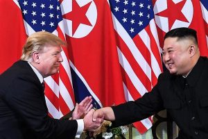 Vietnam, stretta di mano Trump-Kim