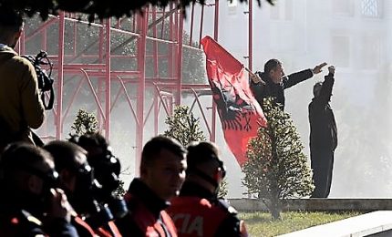 Corteo anti-Rama davanti la sede del governo, polizia spara lacrimogeni