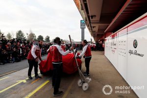 alfa-romeo-racing-mechanics-wi-1