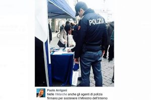 polizia-firma-sostegno-salvini (2)