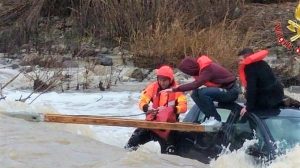 salvataggio di tre ragazzi dal fiume in piena